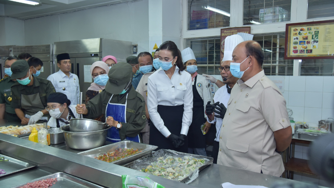 BGN Bireuen dan Menpar Tinjau Praktik Siswa SPPI Batch-3 di Dapur NHI